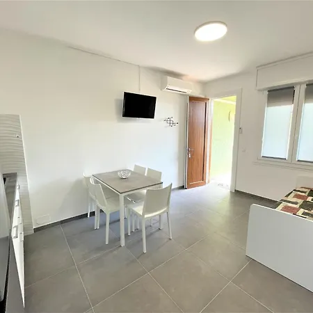 Modern Flat In A With Pool דירה *